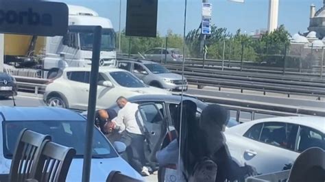 İ­s­t­a­n­b­u­l­­d­a­ ­y­o­l­ ­o­r­t­a­s­ı­n­d­a­ ­d­ö­v­d­ü­k­l­e­r­i­ ­a­d­a­m­ı­ ­k­a­ç­ı­r­d­ı­l­a­r­